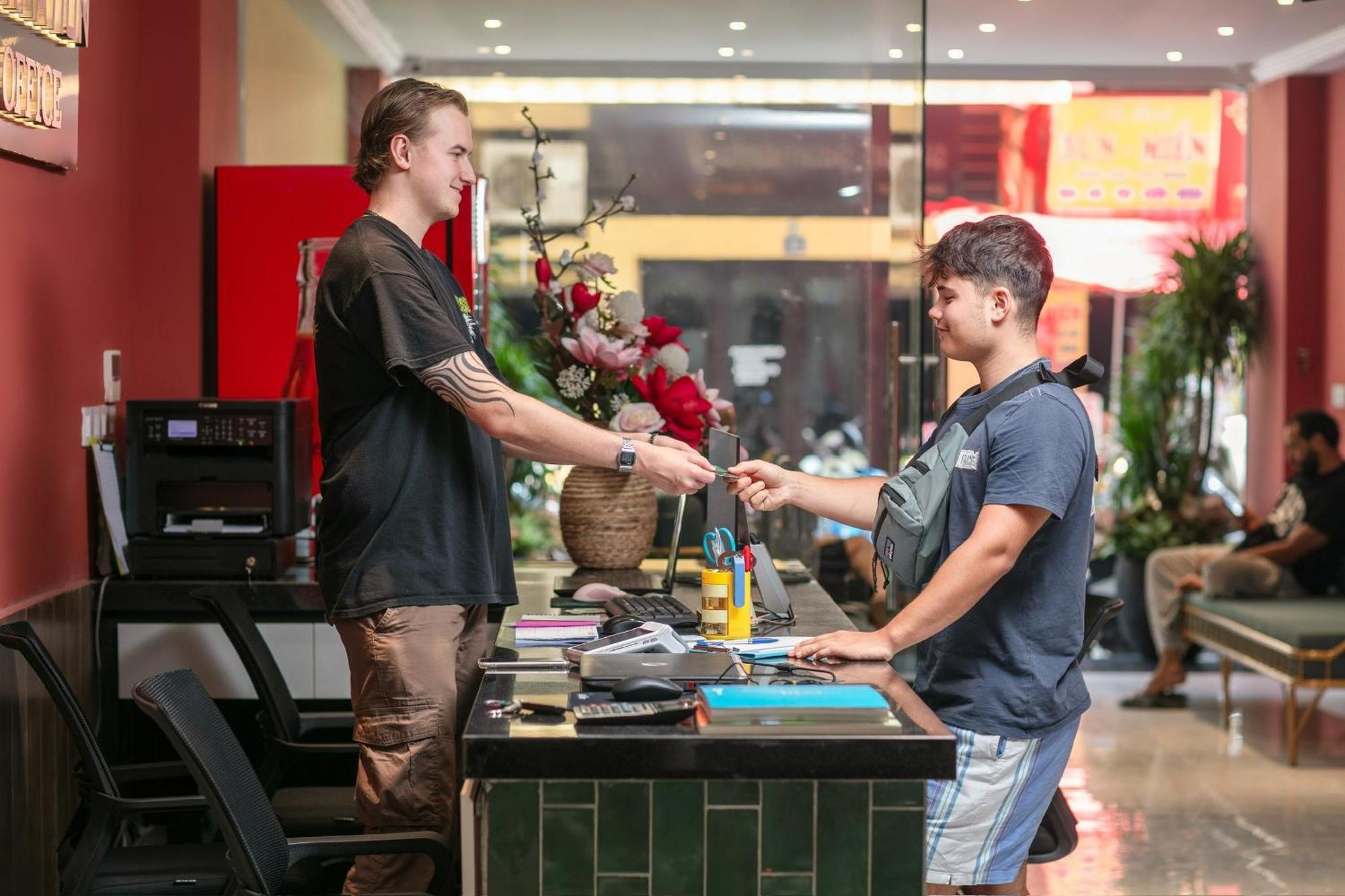 Lakeview Backpackers Hostel & Rooftop Bar Ханой Екстер'єр фото