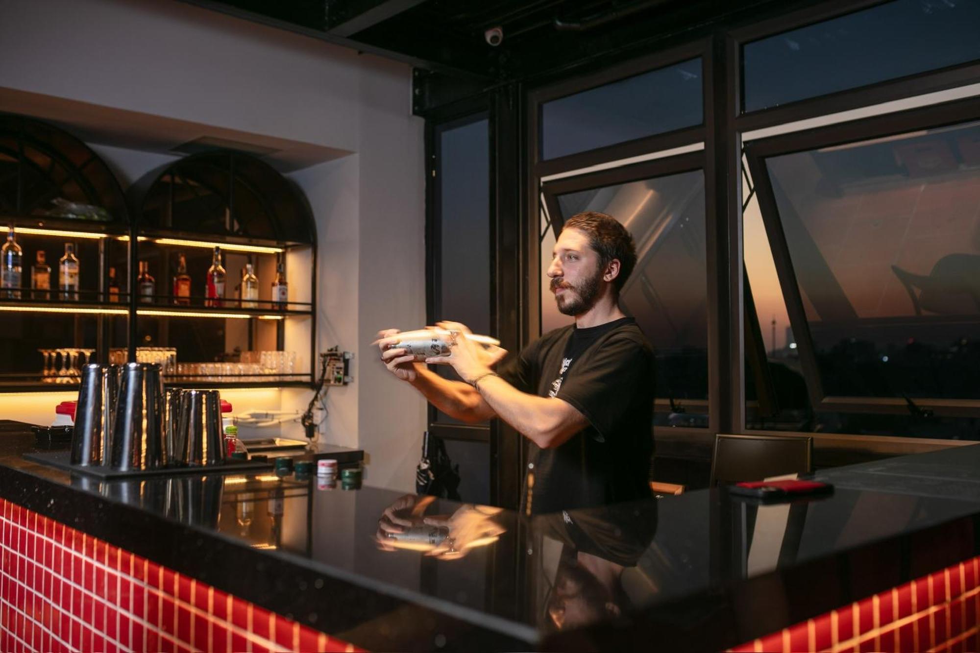 Lakeview Backpackers Hostel & Rooftop Bar Ханой Екстер'єр фото