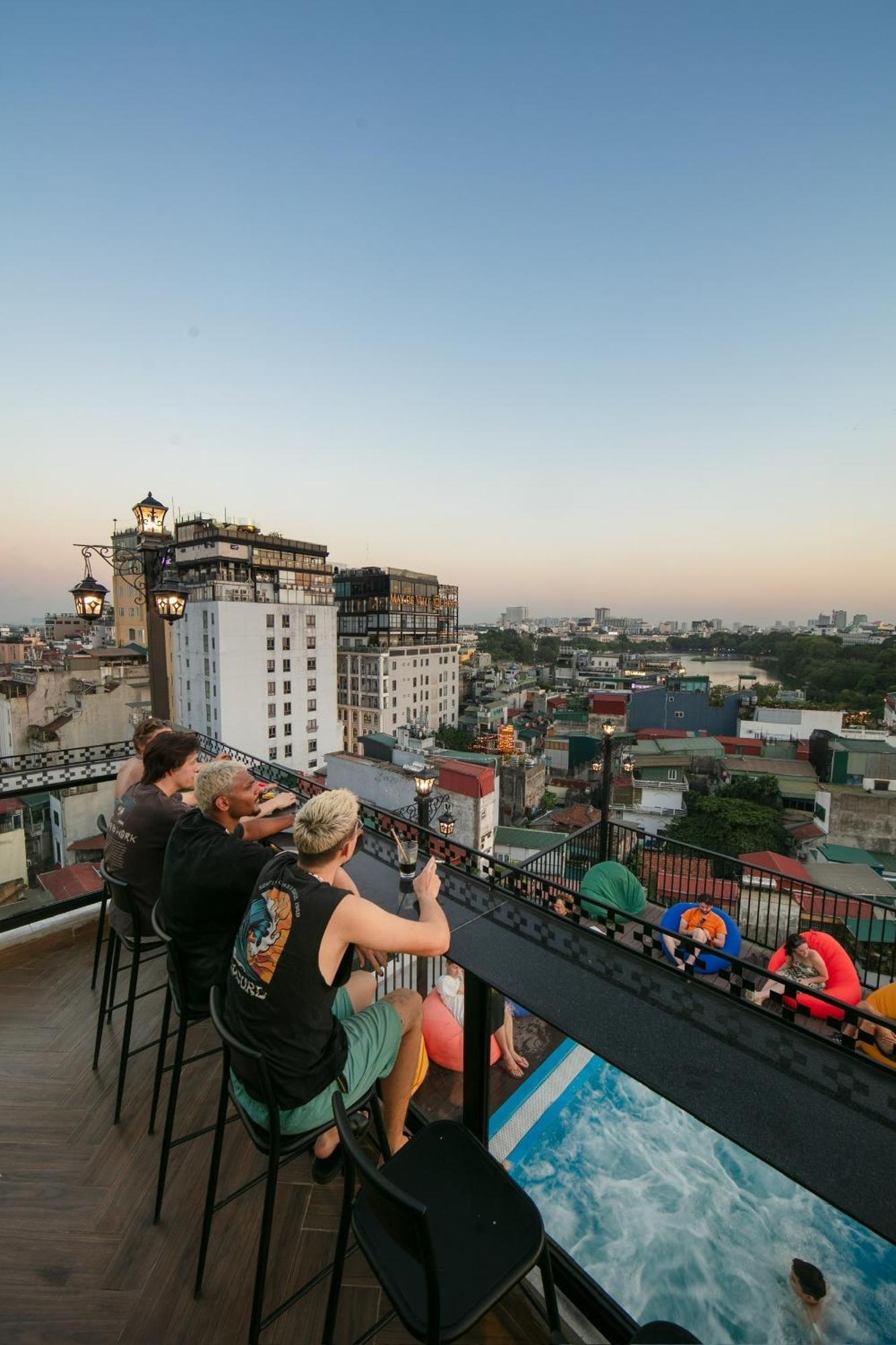 Lakeview Backpackers Hostel & Rooftop Bar Ханой Екстер'єр фото