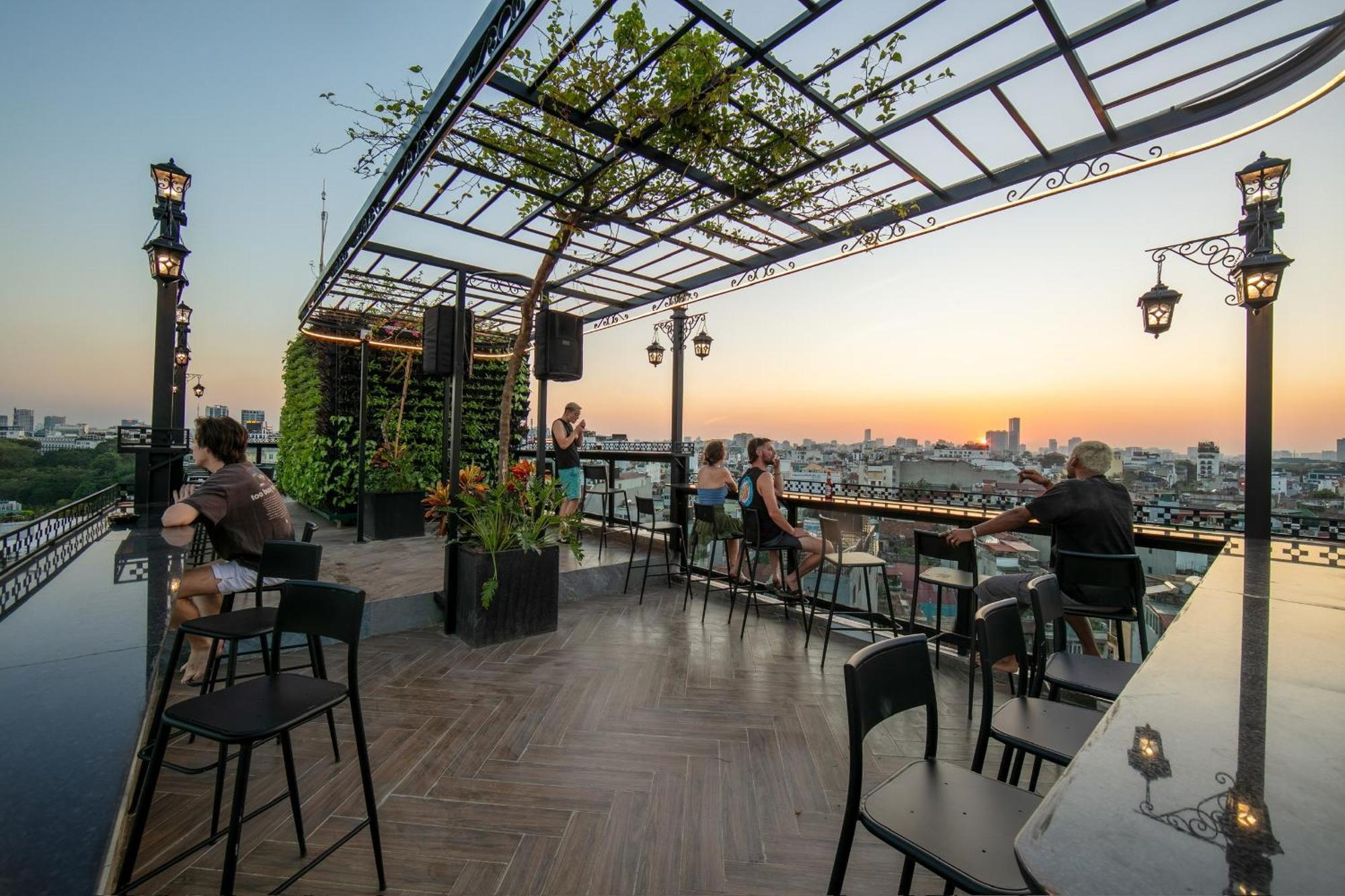 Lakeview Backpackers Hostel & Rooftop Bar Ханой Екстер'єр фото