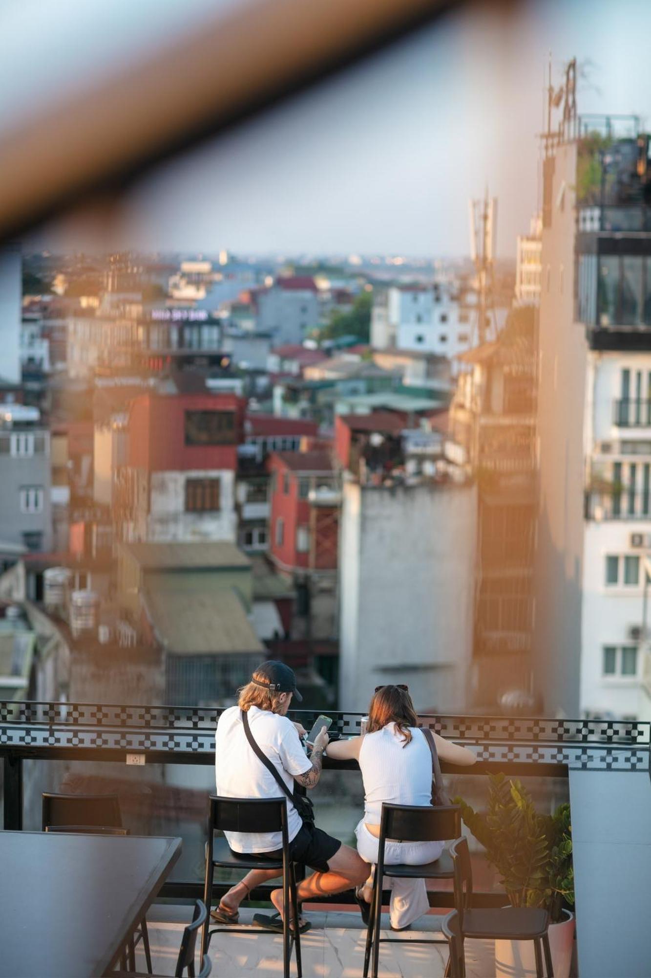 Lakeview Backpackers Hostel & Rooftop Bar Ханой Екстер'єр фото