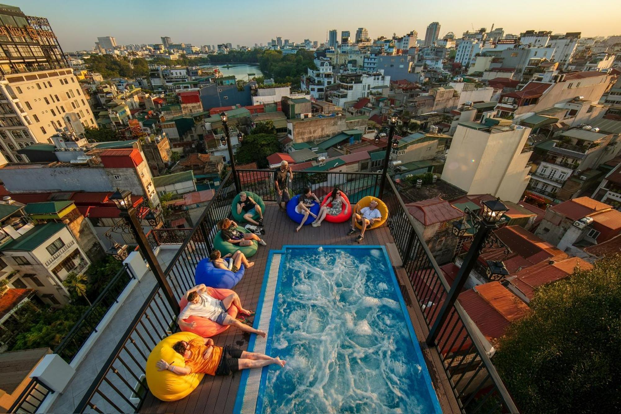 Lakeview Backpackers Hostel & Rooftop Bar Ханой Екстер'єр фото