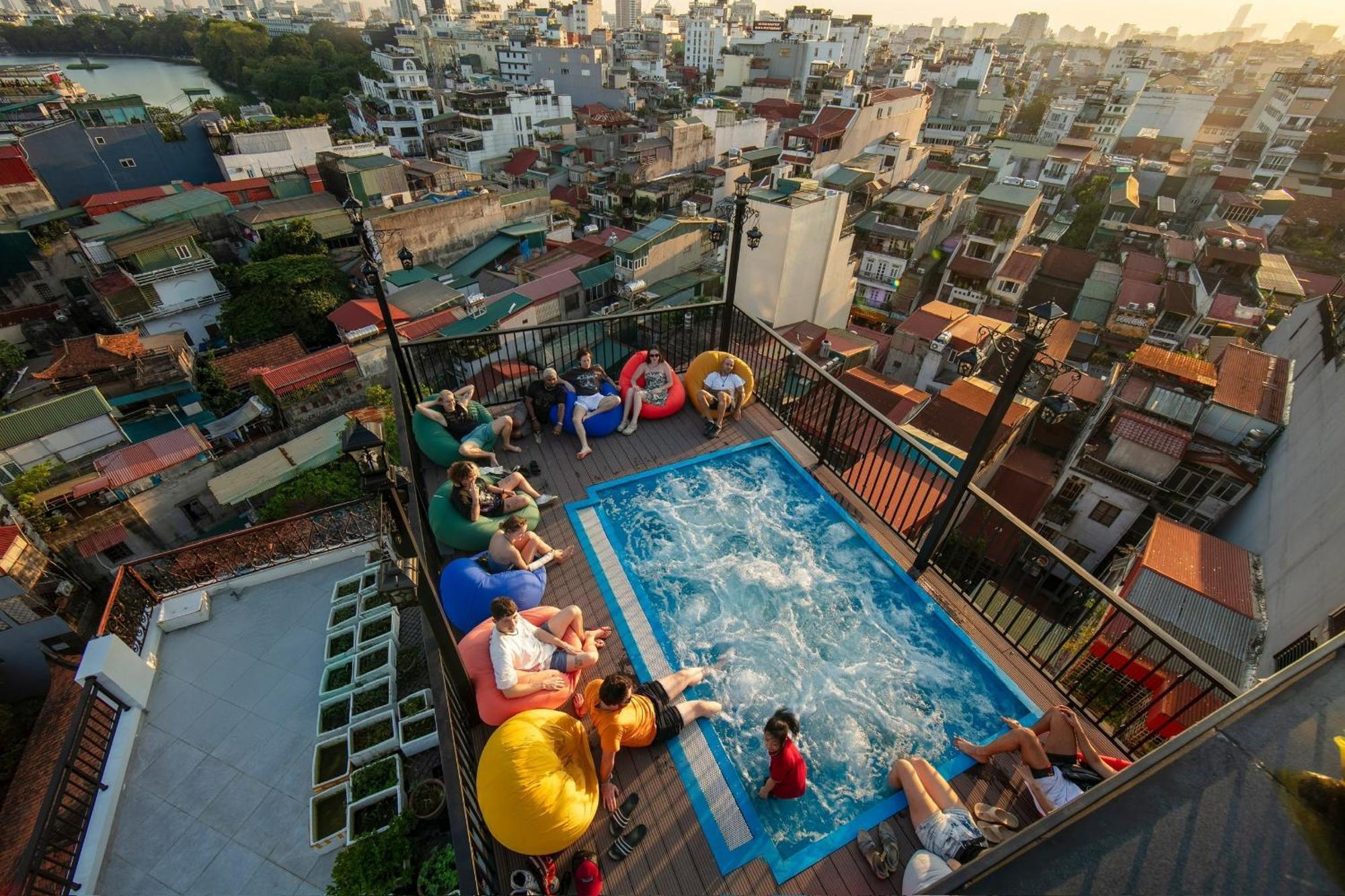 Lakeview Backpackers Hostel & Rooftop Bar Ханой Екстер'єр фото
