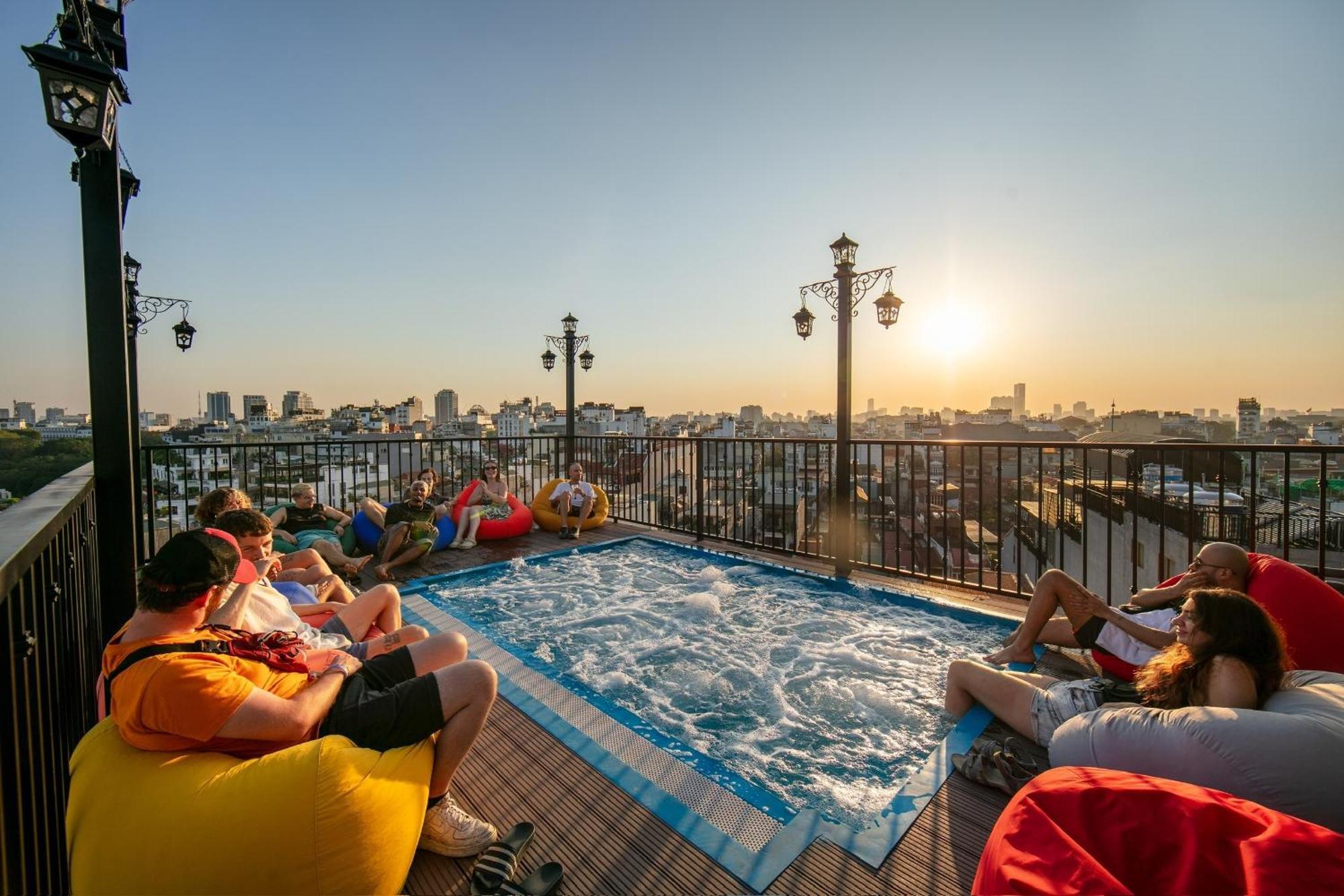Lakeview Backpackers Hostel & Rooftop Bar Ханой Екстер'єр фото