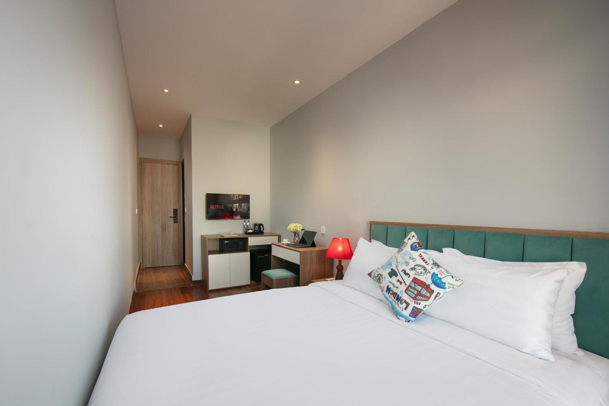 Lakeview Backpackers Hostel & Rooftop Bar Ханой Екстер'єр фото
