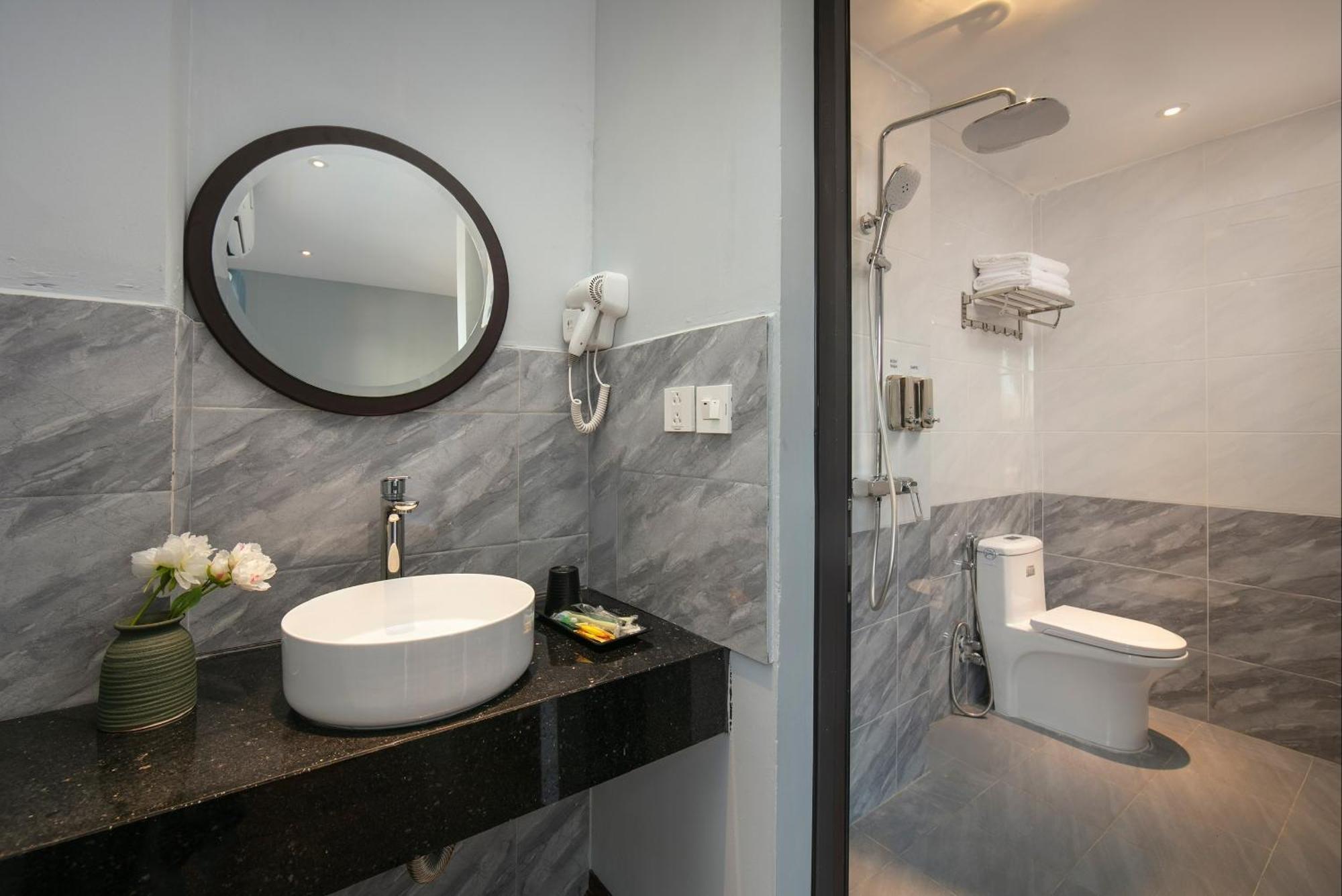 Lakeview Backpackers Hostel & Rooftop Bar Ханой Екстер'єр фото