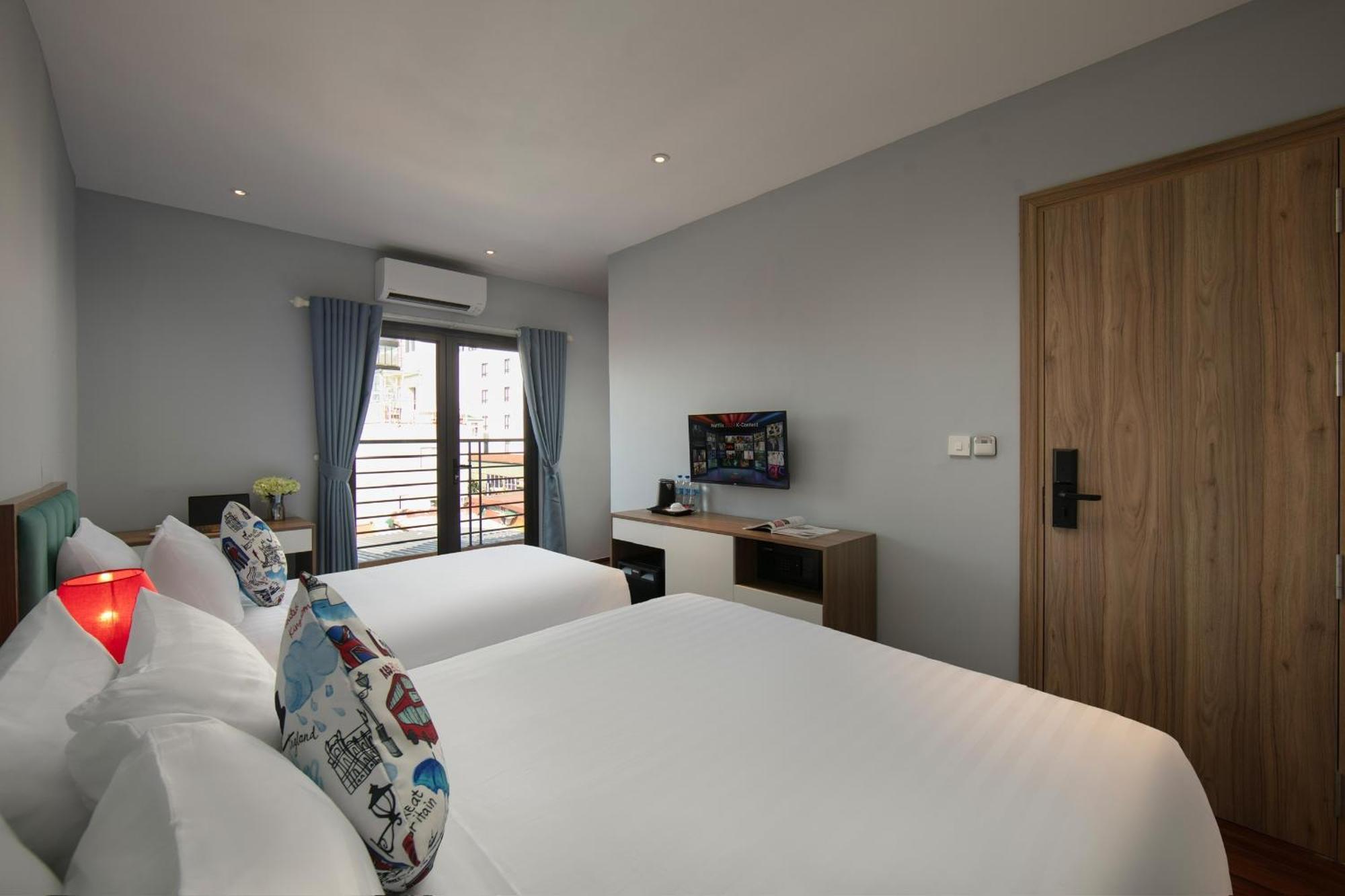 Lakeview Backpackers Hostel & Rooftop Bar Ханой Екстер'єр фото