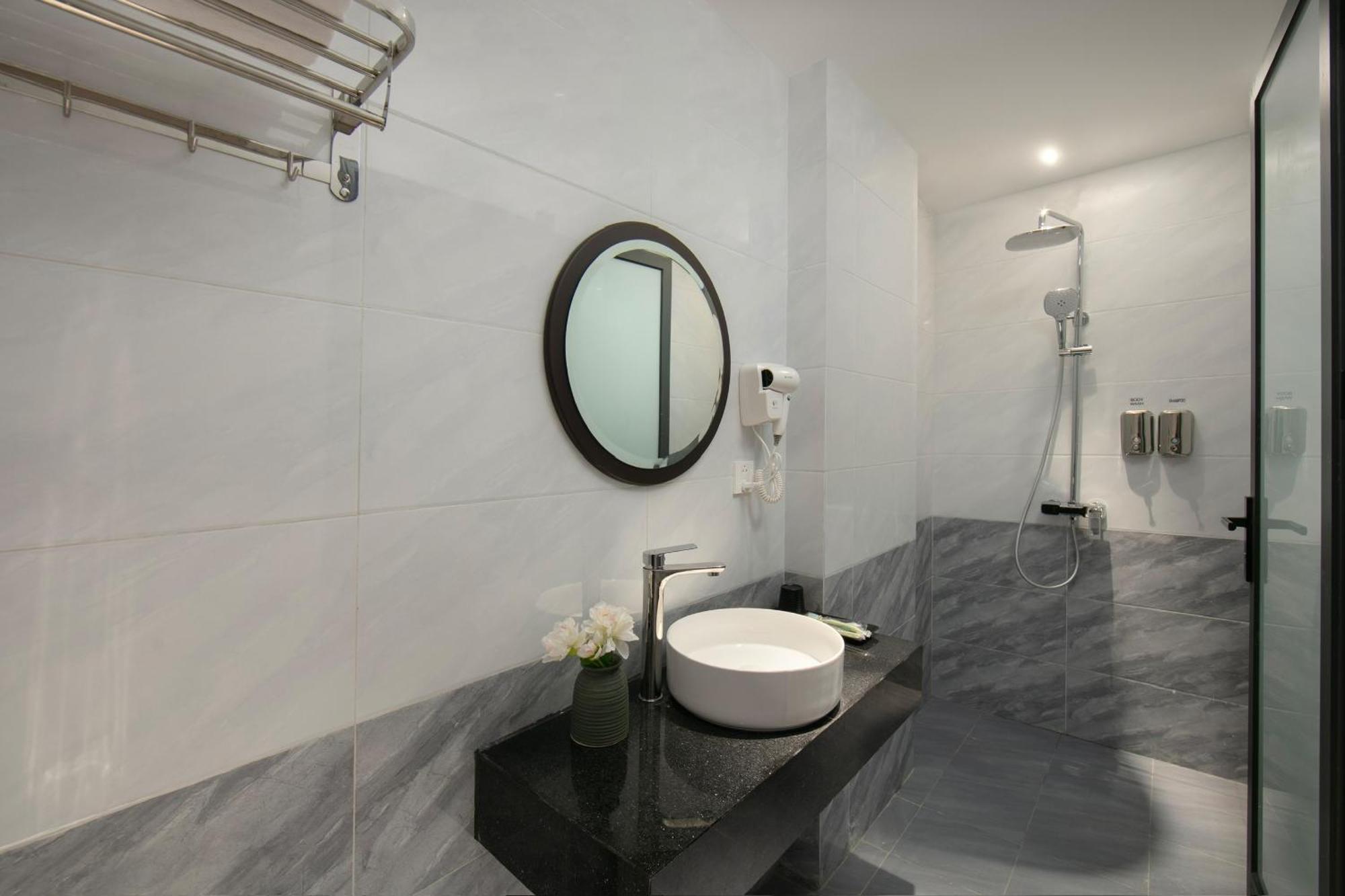 Lakeview Backpackers Hostel & Rooftop Bar Ханой Екстер'єр фото
