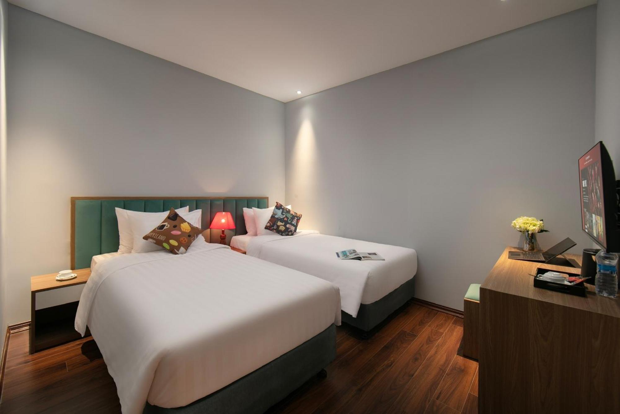 Lakeview Backpackers Hostel & Rooftop Bar Ханой Екстер'єр фото