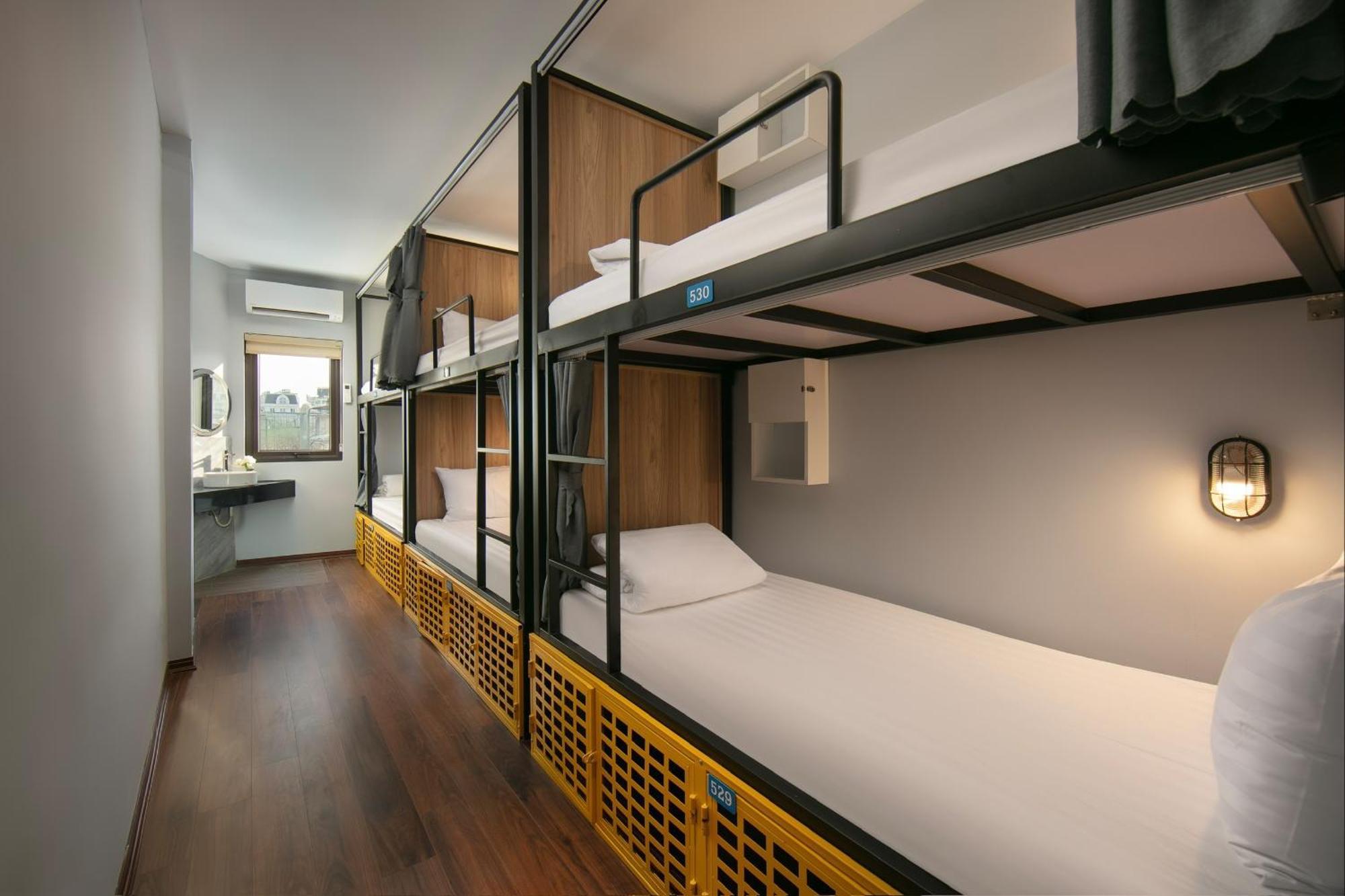 Lakeview Backpackers Hostel & Rooftop Bar Ханой Екстер'єр фото