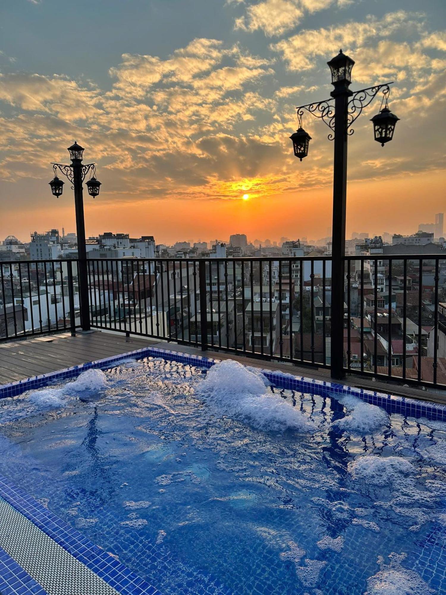 Lakeview Backpackers Hostel & Rooftop Bar Ханой Екстер'єр фото