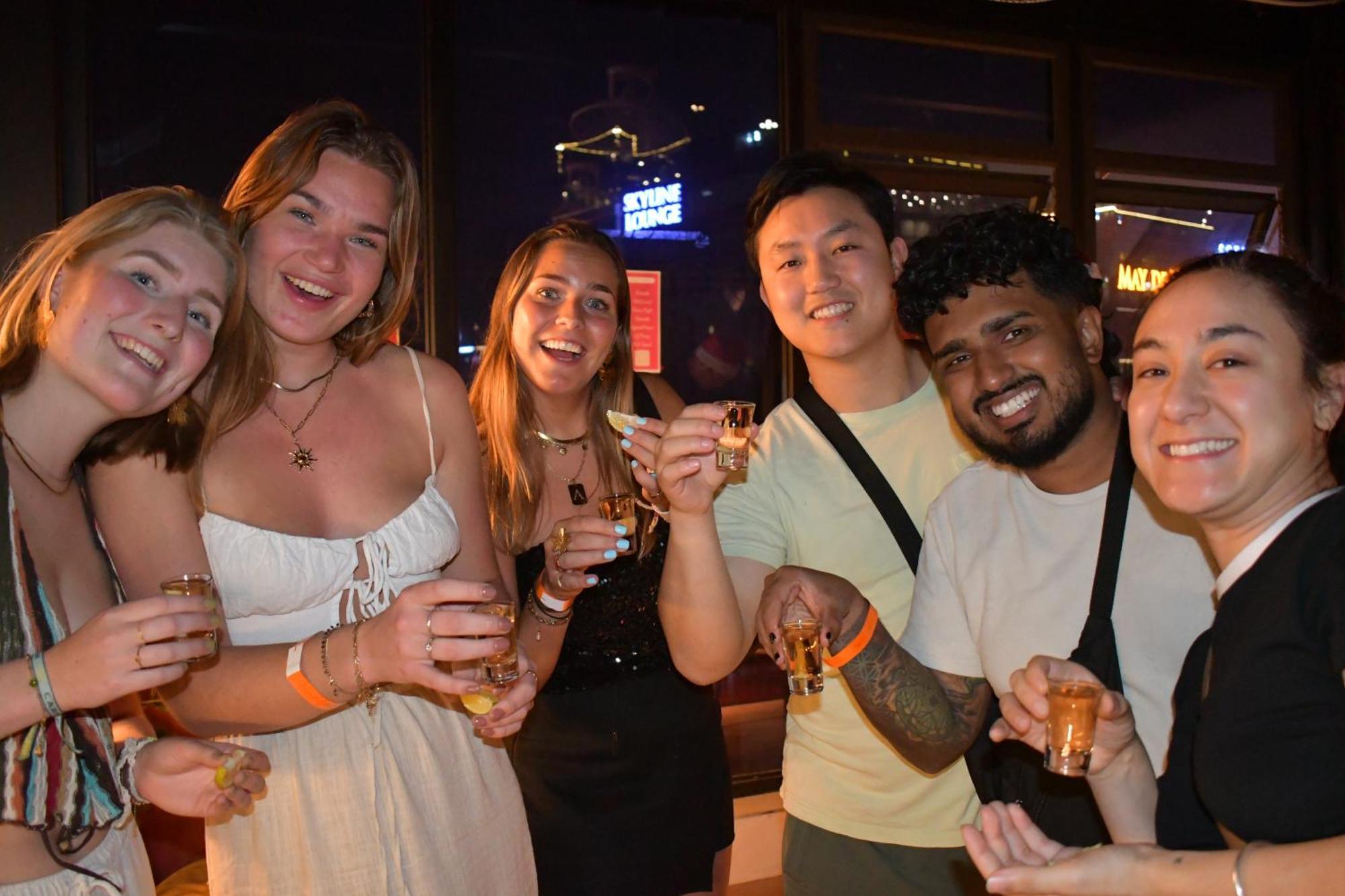 Lakeview Backpackers Hostel & Rooftop Bar Ханой Екстер'єр фото
