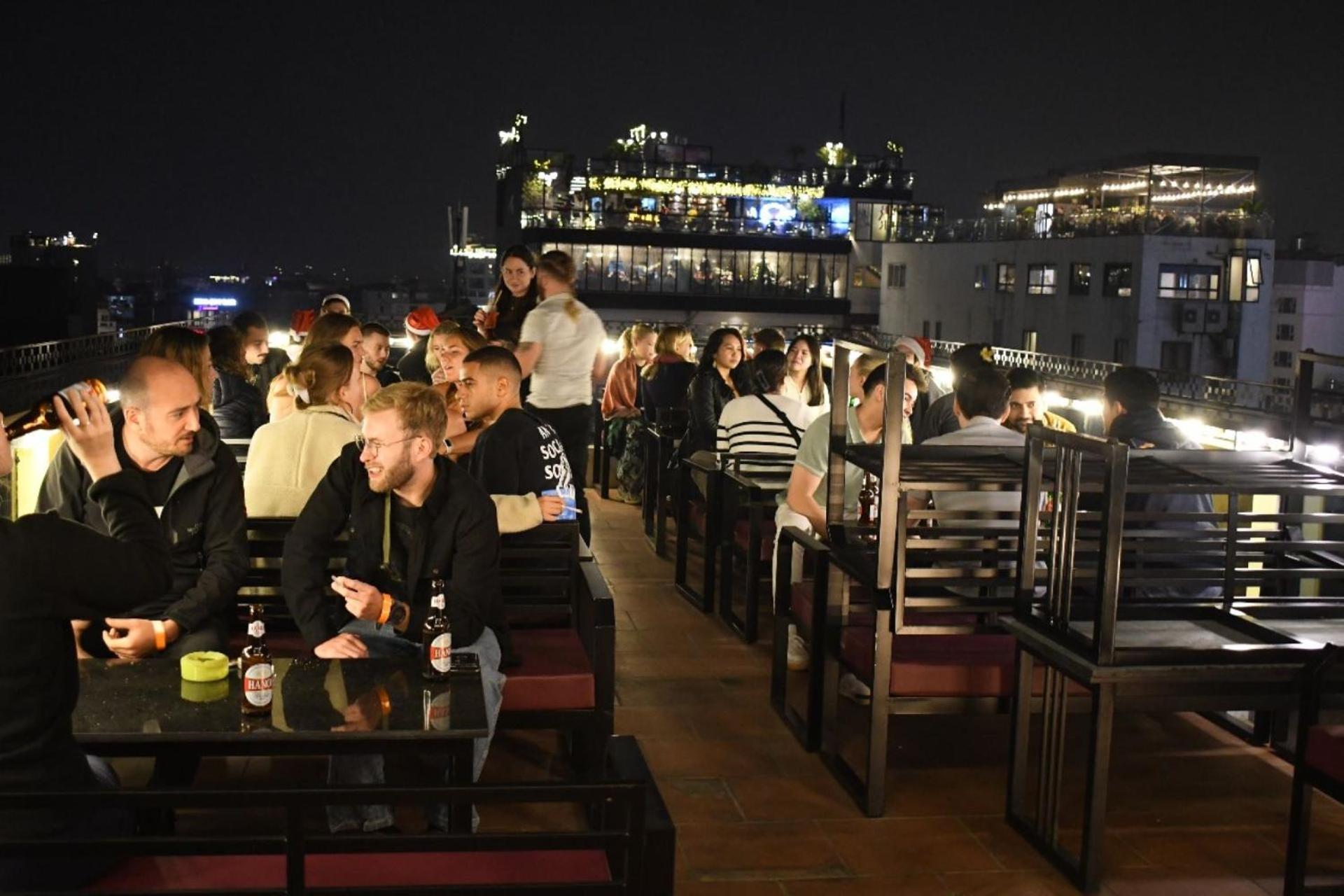 Lakeview Backpackers Hostel & Rooftop Bar Ханой Екстер'єр фото